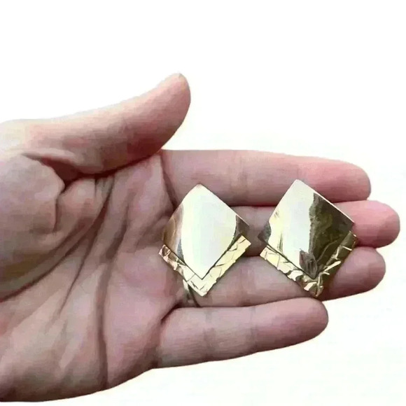 3 pair gold tone geometric vintage 80s earrings - Picture 5 of 6